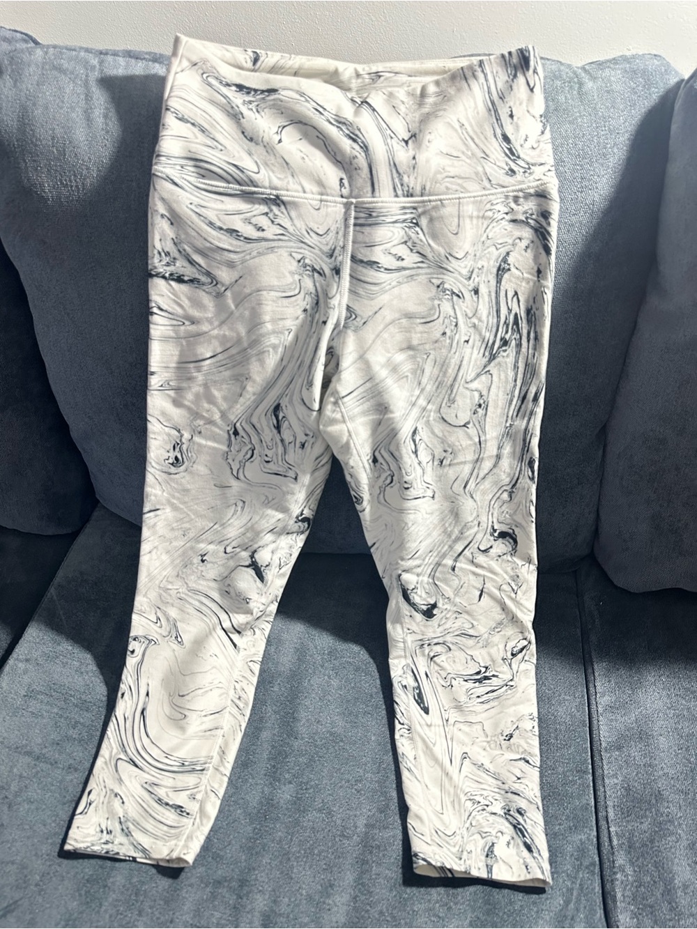 Women Marble Print Active Leggings in White and Black